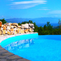 Lean over the cascade and admire the sea view...